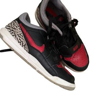 Nike air jordan legacy 312 low
Cement kids 2.5Y